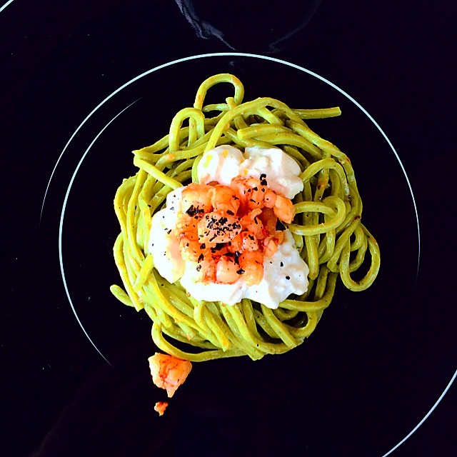 Spaghetti di alghe alla chitarra, burrata, gamberi rossi e basilico